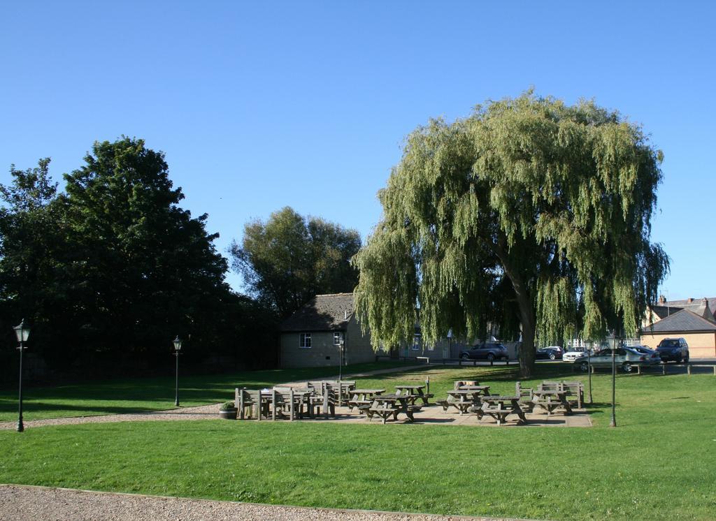 Queens Head Inn Nassington Exterior foto